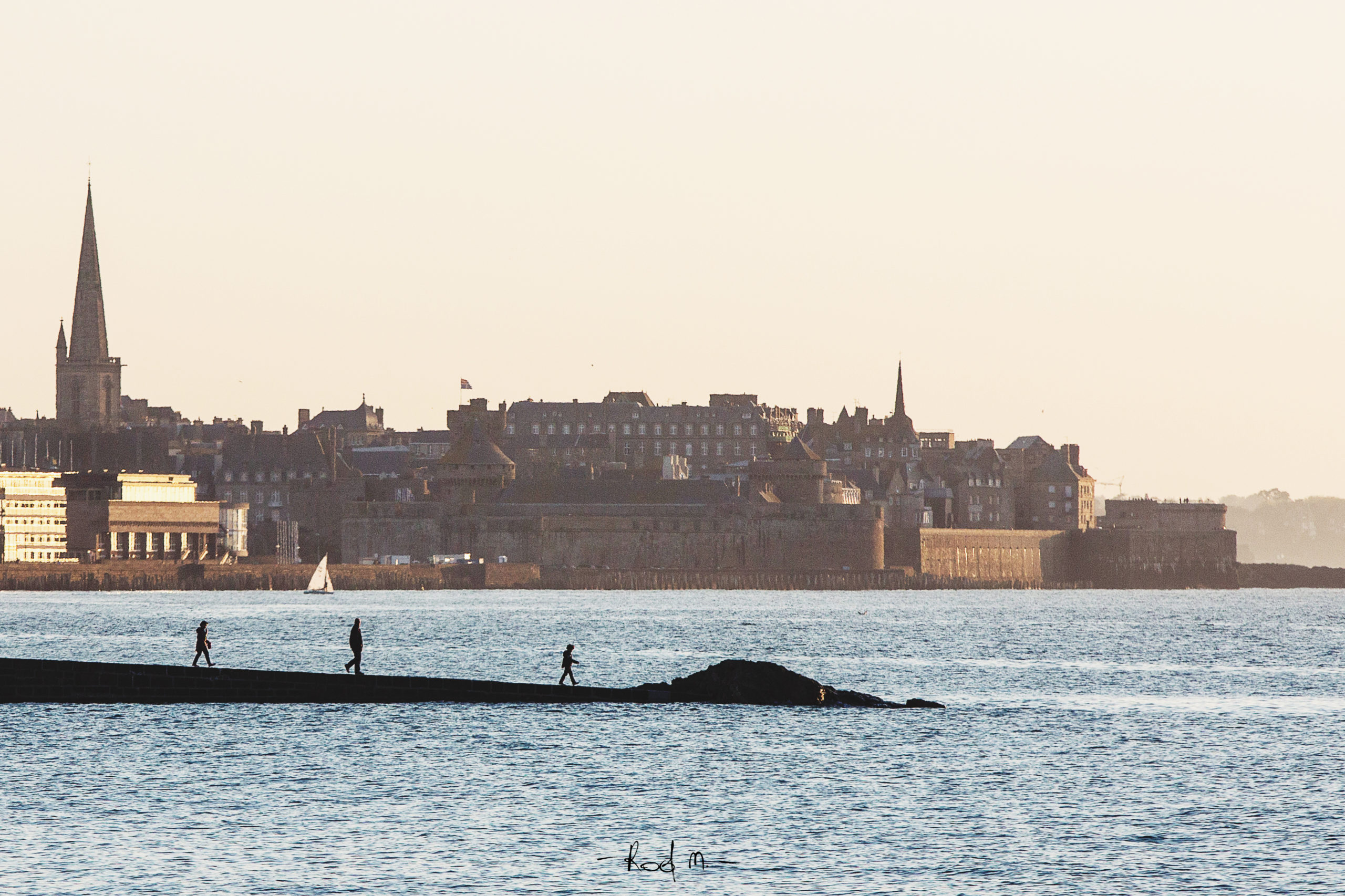 Photo bord de mer : Walk On The Water, Saint Malo -  2014 | ©Rod Maurice